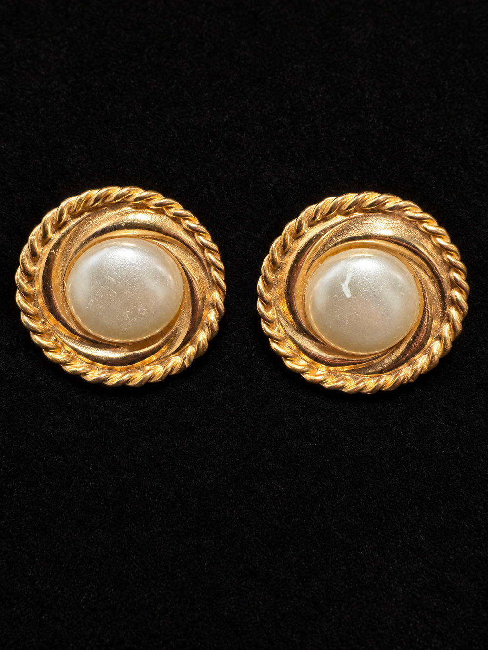⚜️ Vintage Clip-On Earrings | Faux Pearl Cabochon | Gold-Tone Rope Border 💗